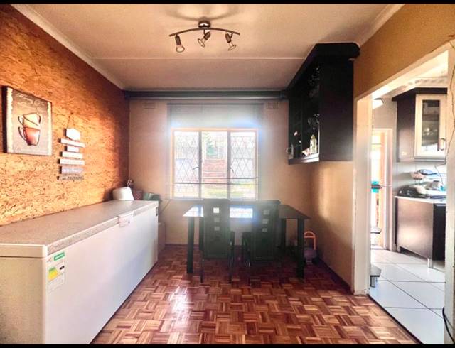 3 BEDROOM HOUSE FOR SALE IN BISLEY